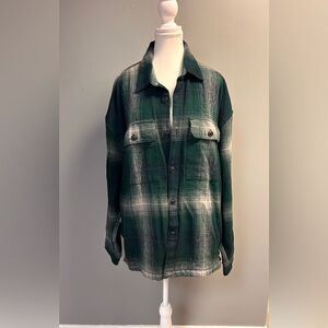 NWT Men’s Flannel Abercrombie & Fitch Green Plaid Shacket. Tons of pocket space!